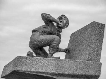 פסל של הילד ההולנדי בהארלינגן, הוקם ב-1960, במקור עבור צילום סרט, אך אחר כך נתרם להארלינגן.