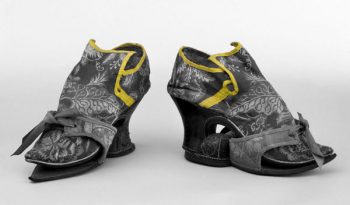 נעליים ונעלי-על (פתנים), 1690-1710. עור, שמי ופשתן. מוזיאון שלברן.