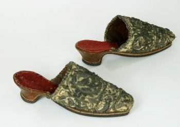 נעלי מול מהרבע הראשון של המאה ה-17 במוזאון באטה (Bata Shoe Museum) לנעלים בטורונטו, אונטריו.