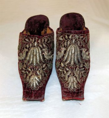 נעלי מול אופנתיות לנשים 1650-1650, אנגליה. עור, קטיפה רקומה בכסף וזהב.