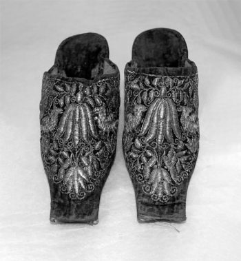 נעלי מול אופנתיות לנשים 1650-1650, אנגליה. עור, קטיפה רקומה בכסף וזהב.